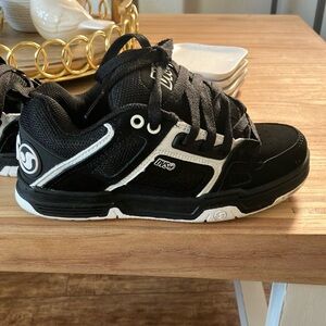 DVS men’s comanche skate black/white Sneakers with Low-Top Design Size:3.5 USA